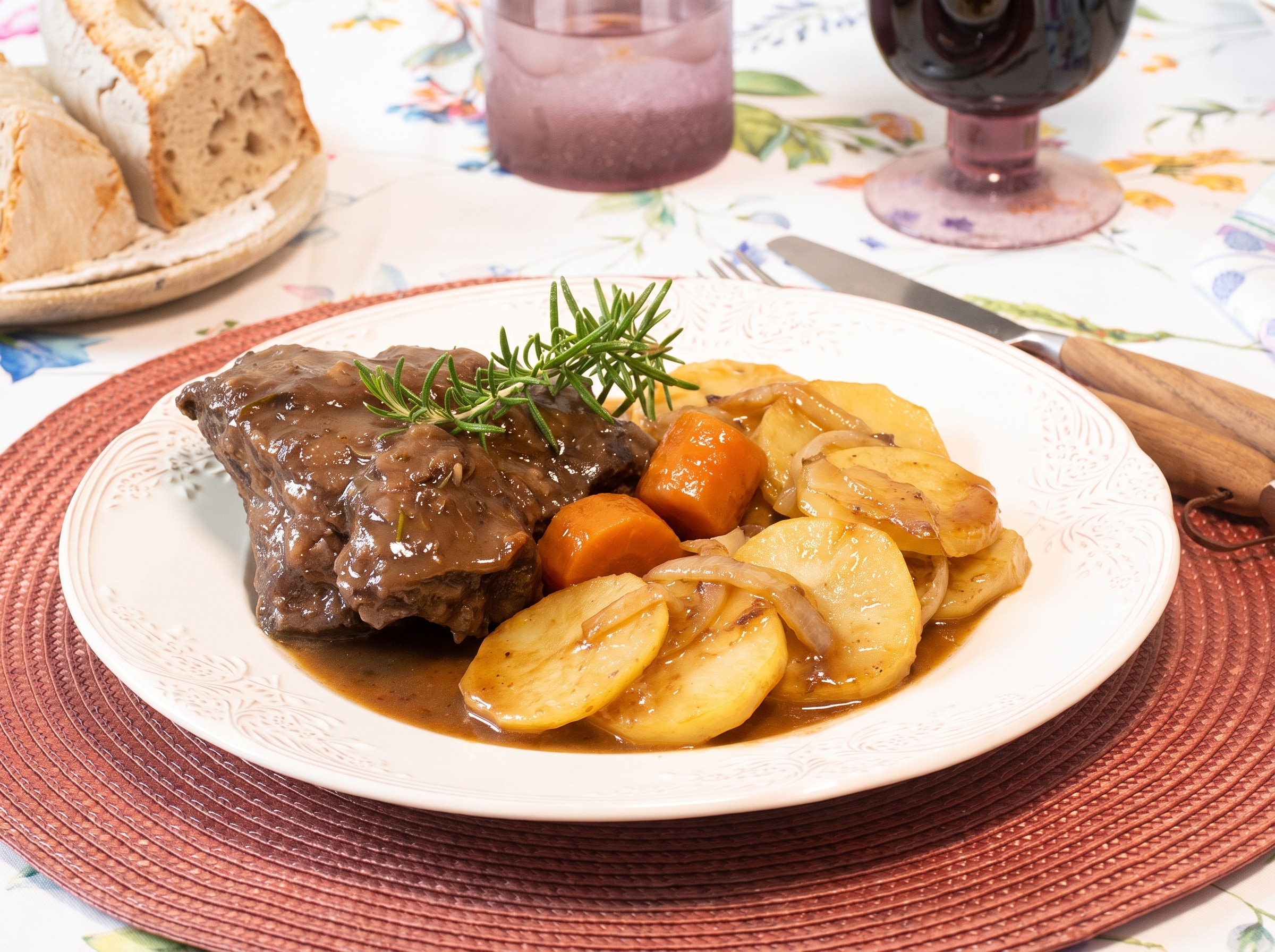 Carrilleras estofadas al vino tinto con patatas panadera