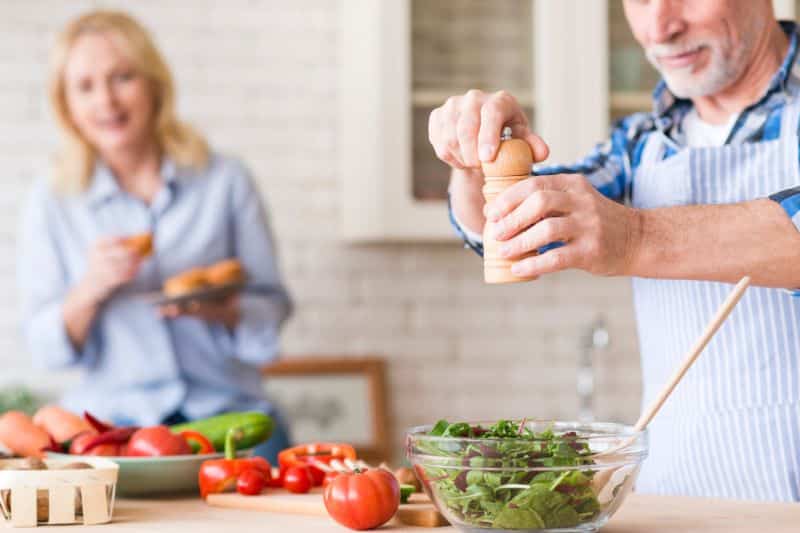 gente mayor con alimentación saludable