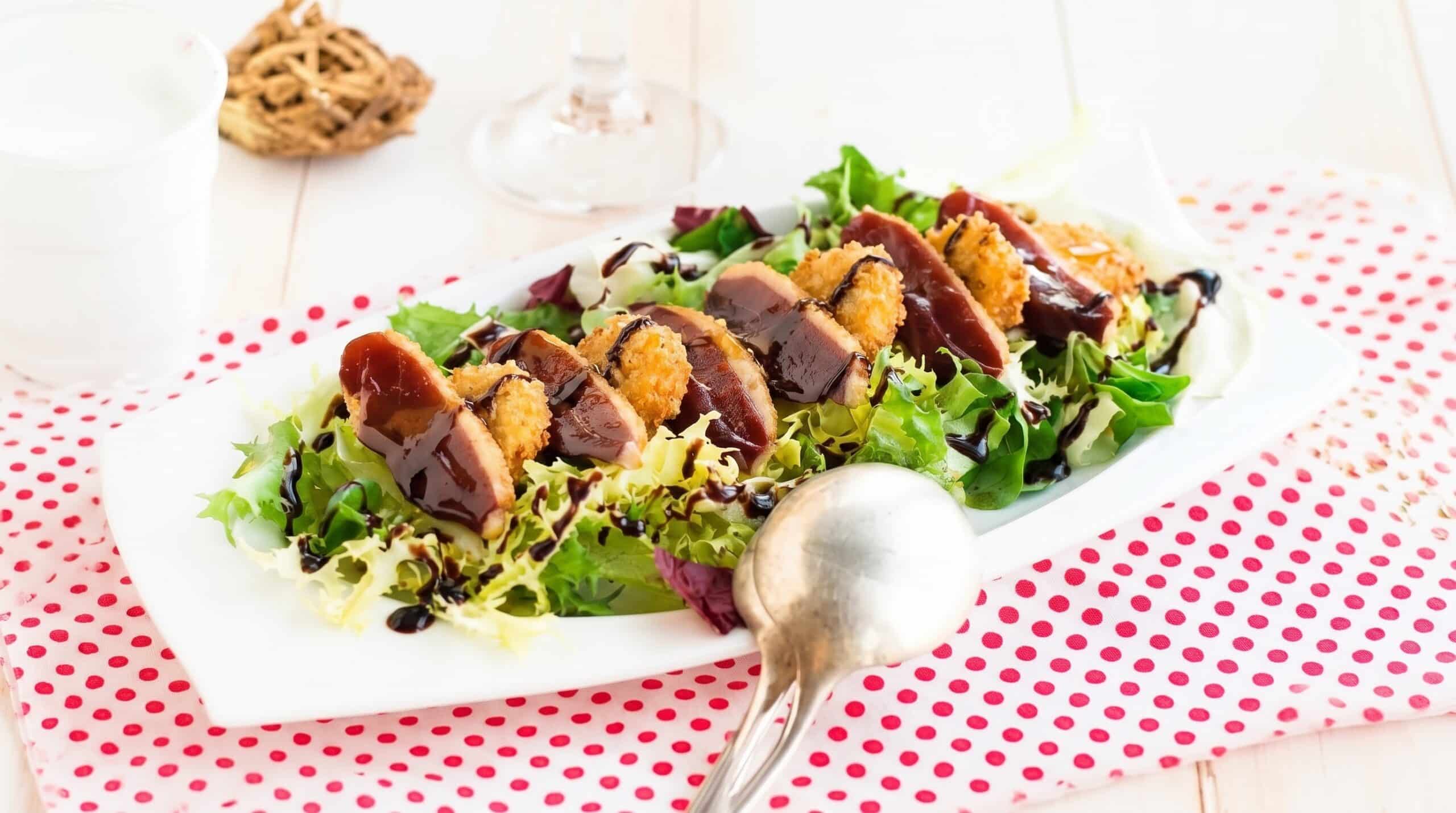 Ensalada de jamón de pato y buñuelos de queso con vinagreta de miel y módena.