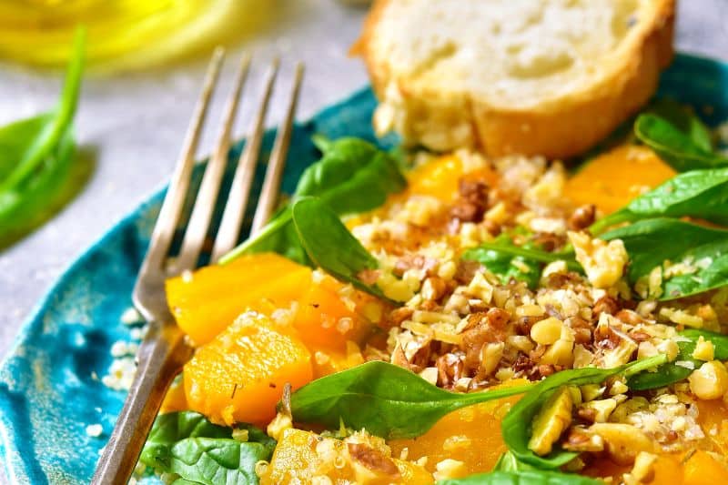 Ensalada templada de calabaza, espinacas y nueces
